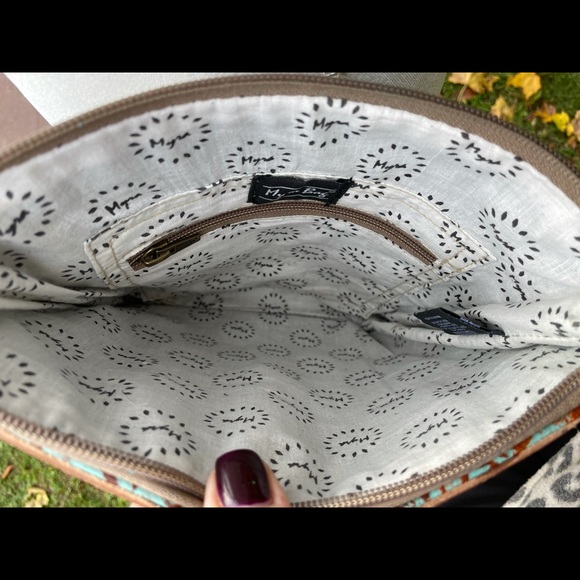 NWT Beautiful Crossbody Genuine Leather with Cross Detail - Picture 3 of 5